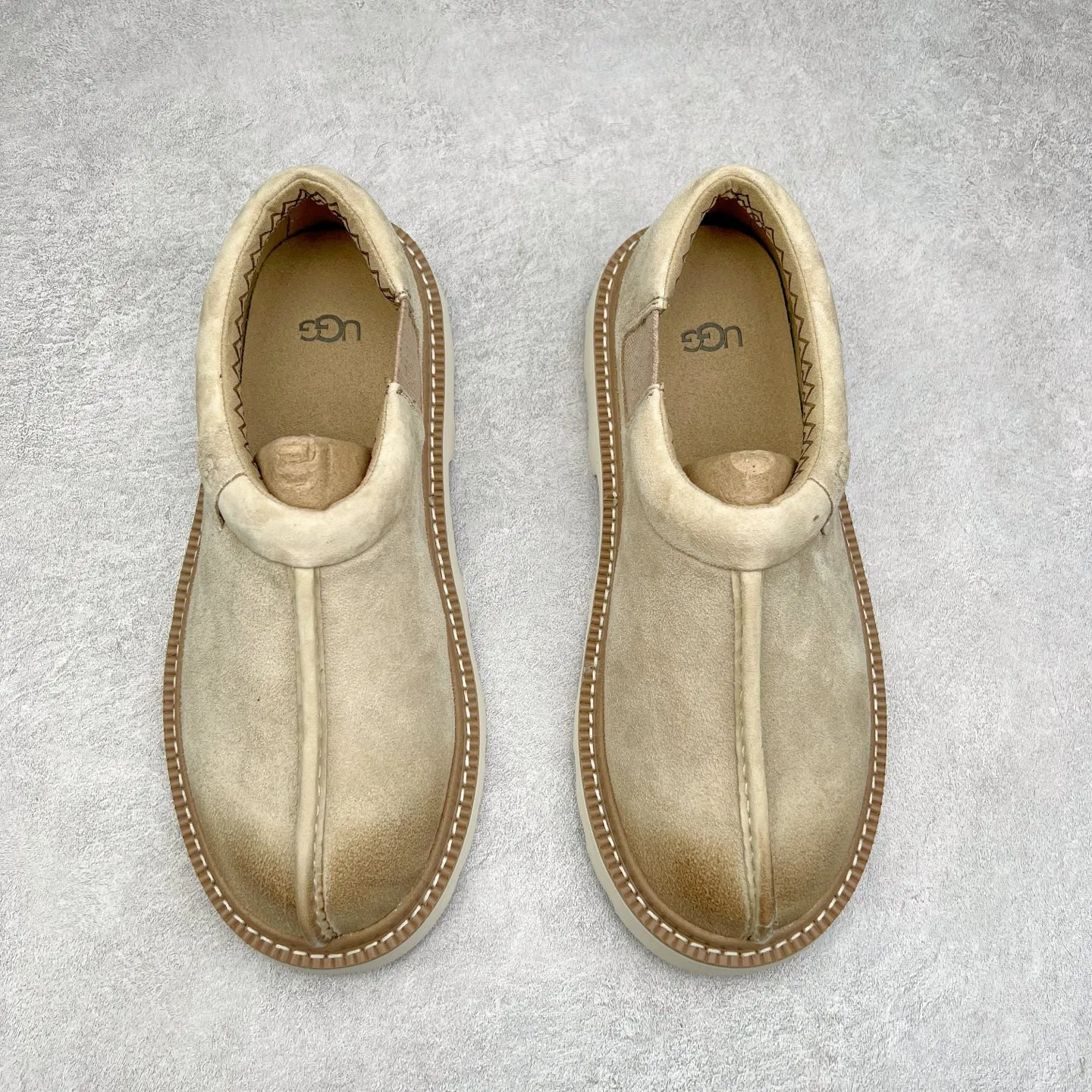 Pick up locally 💰600 UGG 6913 Tasman Lug suede round toe lightweight low-top lifestyle casual shoes. All shoes are made from the same factory as ZP. Longfeng A-grade Australian imported sheepskin and wool are integrated. Brand OEM production line fully follows the ZP process. OEM original pattern maker adheres to the principle of no original shoes and no development selection. Pay attention to every detail. The most authentic version on the market TREADLITE "Light Wing" technology outsole Lightweight/durable/flexible/pile size: 40 41 42 43 44 Coding: yby2936060